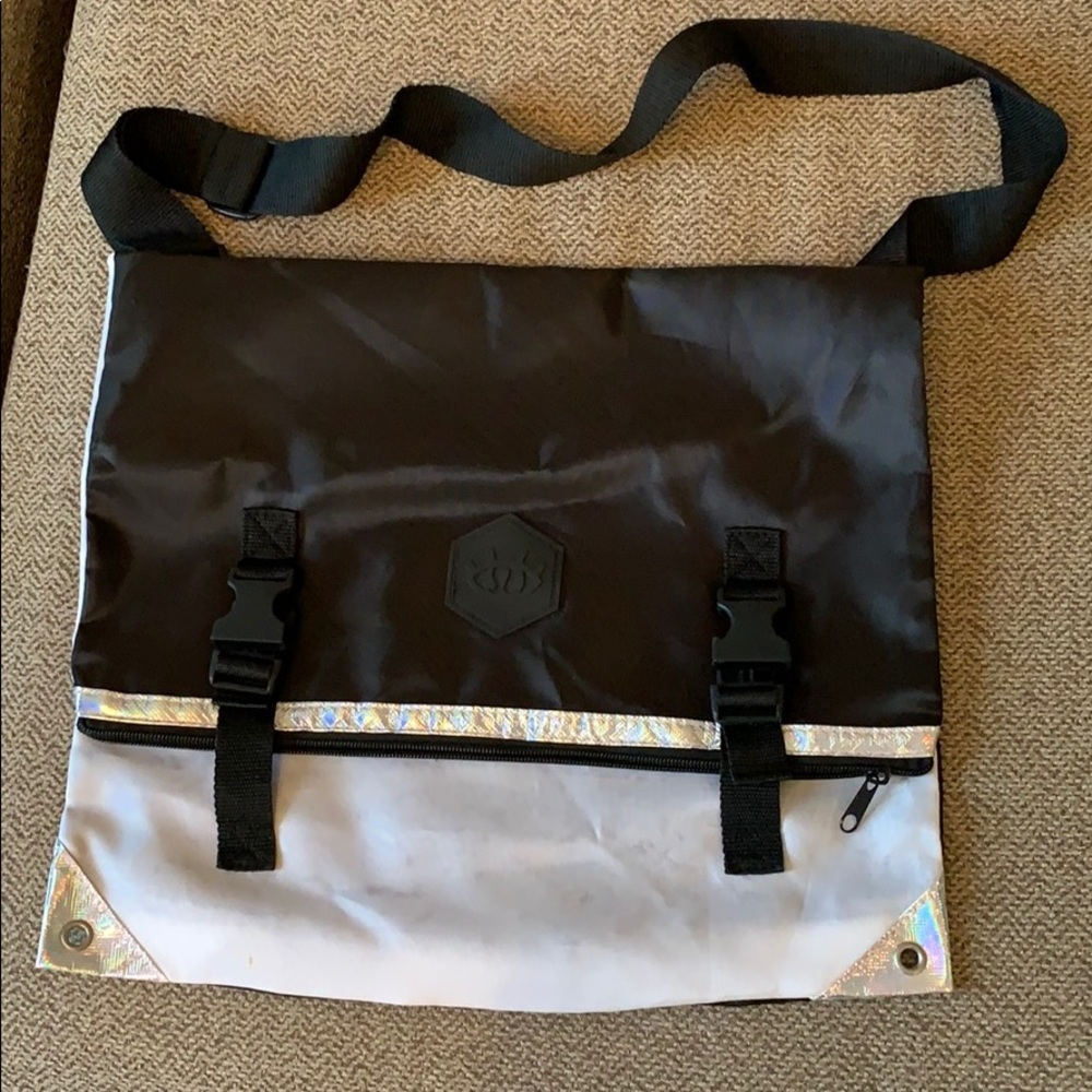 Lululemon Seawheeze bag participant